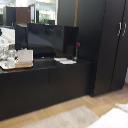 Mirrors Room Mega Mall National Arena Bucureşti Exterior foto